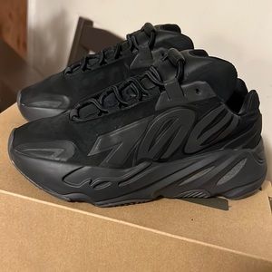 Yeezy 700 kids youth size 4